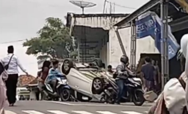 BREAKING NEWS! Mobil Brio Hancur Setelah Tabrak Toko di Ponjanan Pamekasan