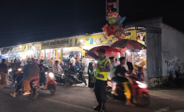 Jelang Lebaran, Toko di Pamekasan Diserbu Pembeli, Polisi Siaga Keamanan