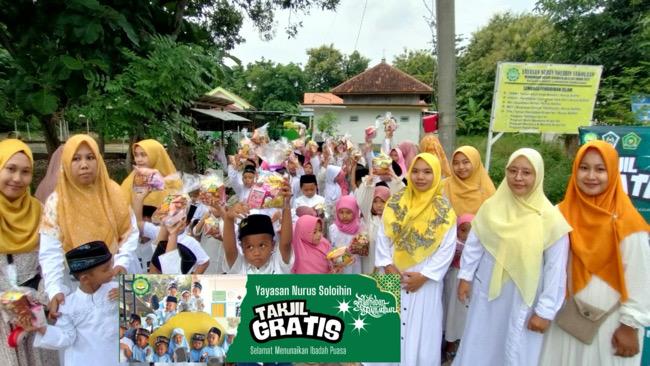 Menjelang Buka Puasa, Yayasan Nurus Solihin Kaduara Barat Pamekasan Berbagi Takjil    
