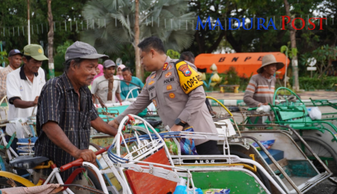 Tukang Becak dan Tukang Parkir Sumringah Dapat Bansos dari Kapolres Pamekasan