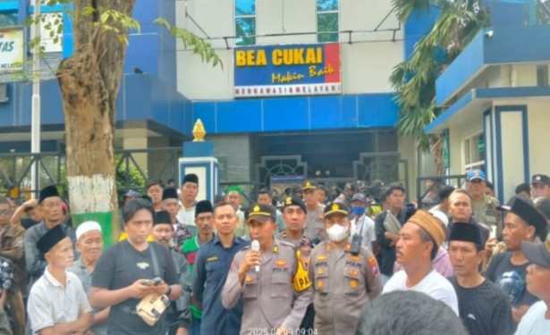 Petani Tembakau dan Buruh Rokok di Pamekasan Geruduk Kantor Bea Cukai Madura