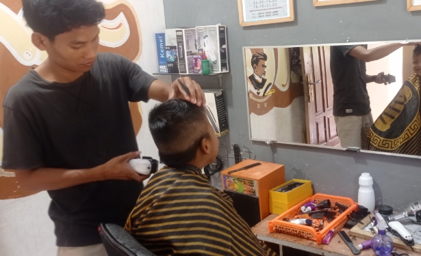 Murah dan Kekinian, 'Ady Barbershop' Jadi Primadona Cukur Rambut di Pamekasan 