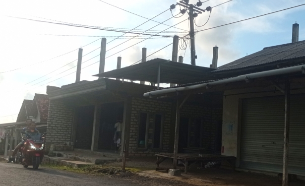 Keselamatan Terancam, Satu Keluarga di Pamekasan Hidup Berdampingan dengan Tiang PLN