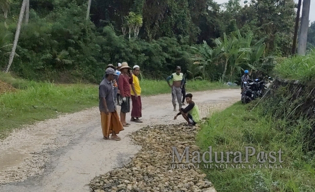 Warga Pamekasan Urunan Perbaiki Jalan Poros Kabupaten, Menambal Lubang, Menjaga Nyawa