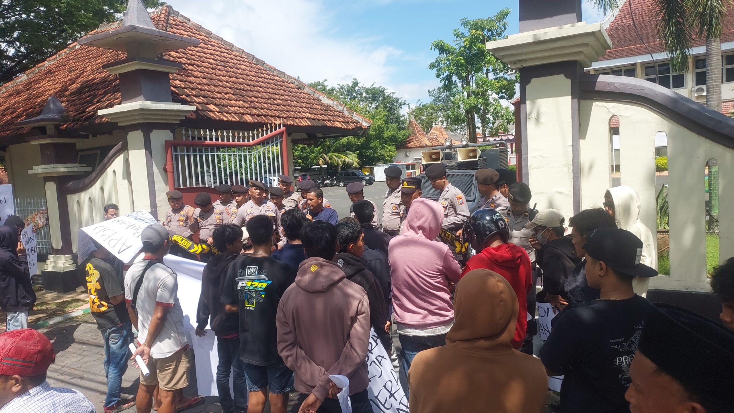 Aksi Jilid II, BMM Pamekasan Pertanyakan Pengadaan Mobil Dinas dan Permintaan Jatah Proyek