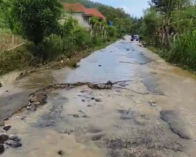Jalan Kabupaten di Sokobanah Sampang Hancur, Janji Politik Tinggal Aspal Retak