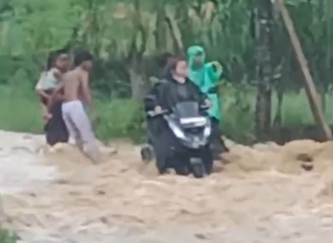 Di Antara Lubang dan Janji: Potret Nestapa Jalan Rusak di Sokobanah Sampang