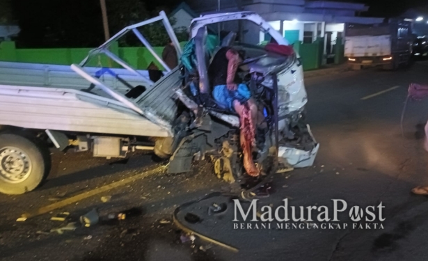 Dump Truk Bermuatan Rokok Ilegal Asal Pamekasan Terguling Usai Tabrakan di Sampang