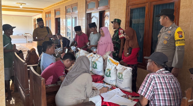 Bantuan Beras Bulog di Desa Tamberu Laok Sampang Diapresiasi Warga