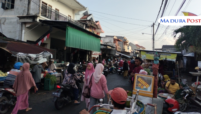 Pasar Tanpa Nama di Bayang Menara Jamik