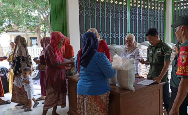 Pemdes Sokobanah Daya Diduga Potong Bantuan Beras, Warga Hanya Terima Separuh Jatah