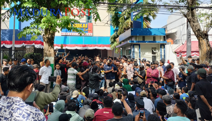 Demo Ratusan Massa Berahir Ajakan Sholat Ashar dan Takbir Dari Kepala Bea Cukai Madura