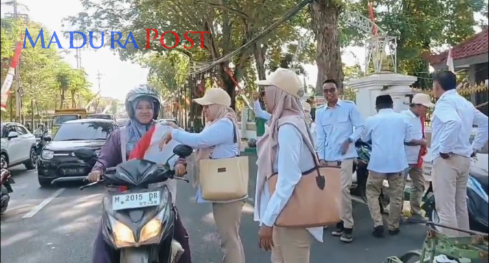 Menyambut HUT RI ke 80, DPC Gerindra Pamekasan Bagikan 1000 Bendera Merah Putih