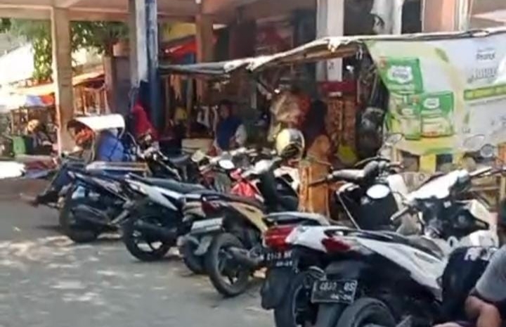 Warga Camplong Nilai Pemkab Sampang Tak Beretika, Lahan Parkir Pasar Srimangunan Dikuasai Diam-diam