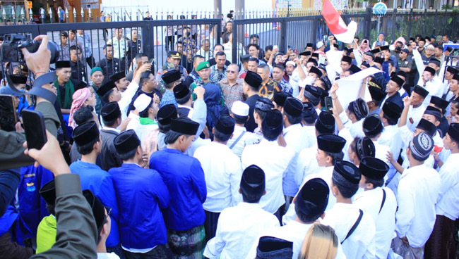 Santri Lepelle Geruduk Trans Icon Surabaya: Tuntut Chairul Tanjung Minta Maaf atas Tayangan Xpose Trans7