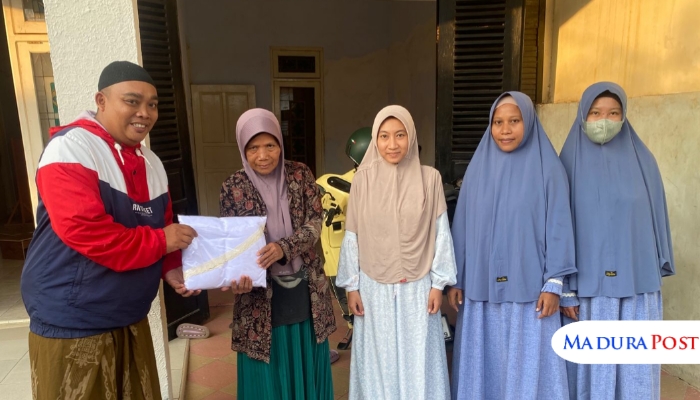 PWRI Sumenep Turun ke Lapangan, Bagikan Mukena untuk Guru Ngaji di Momen Hari Guru 2025