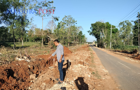 Kades Bulangan Barat Bersama Warga Dikibulin Kadis PUPR Pamekasan