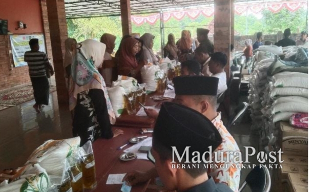 Ringankan Beban Warga, Pemdes Tobai Barat Salurkan Beras dan Minyak