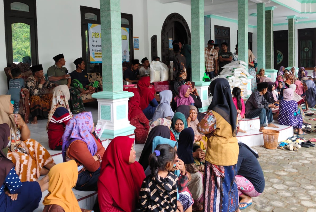 216 KPM di Desa Sokobanah Laok Sampang Terima Bantuan Beras dan Minyak Goreng