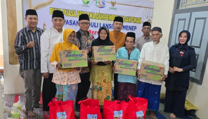 Ramadan Jadi Momentum Berbagi, Dirut BPRS Bhakti Sumekar Santuni Lansia