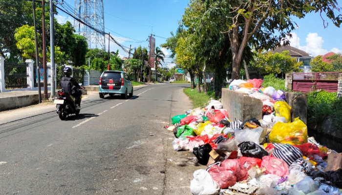 Sampah Menumpuk di Jalan Doktor Cipto Sumenep, DLH Sulit Dikonfirmasi
