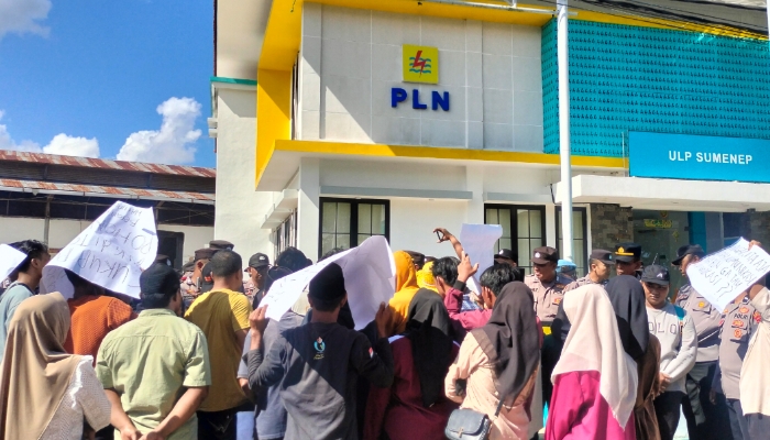 Kabel Listrik Dipersoalkan, Warga Batang Batang Daya Datangi Kantor PLN Sumenep