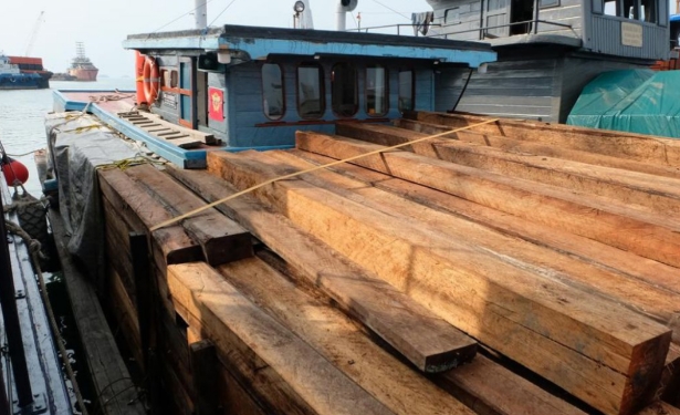 Diduga Angkut Kayu Ilegal, Dua Kapal Diamankan di Perairan Pasean