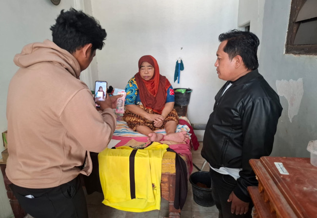 Bantuan PKH Diantar ke Rumah, Haru Ibu Sutiyah di Pelosok Sokobanah Sampang