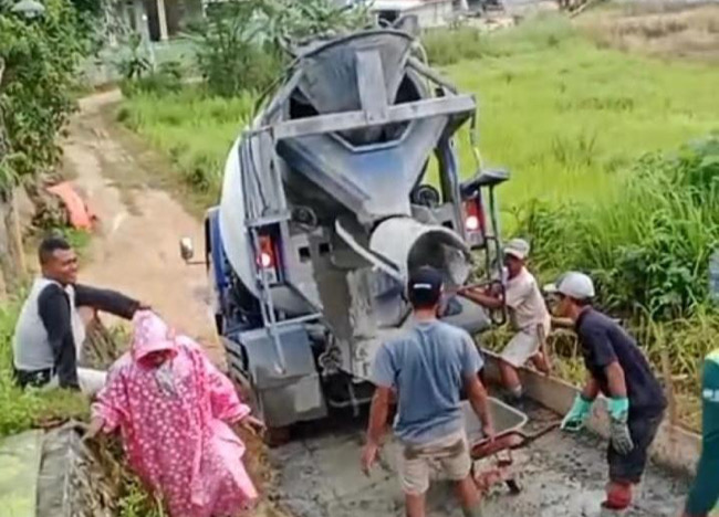 Juragan Bebek Jakarta Bang Udin Biayai Perbaikan Jalan Poros Desa di Karang Penang Sampang