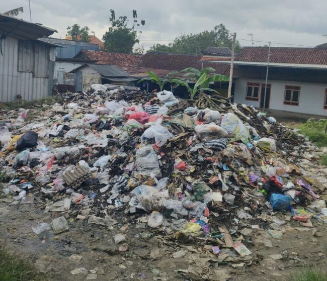 Bau Menyengat dari Pasar Karang Penang, DLH Sampang Disorot Diduga Abai Tangani Sampah