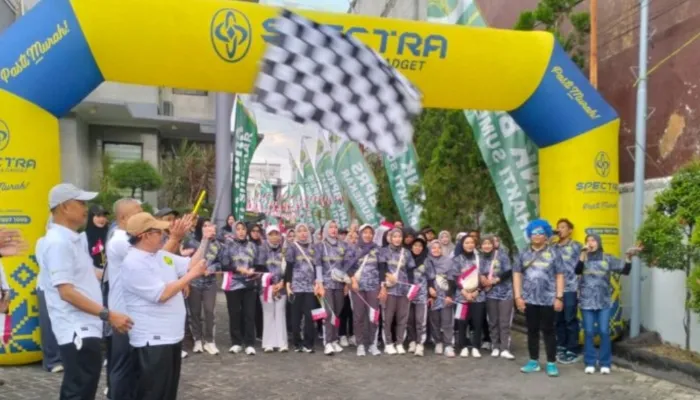 HUT ke-81 RI, BPRS Bhakti Sumekar Bangun Kekompakan Lewat Jalan Sehat